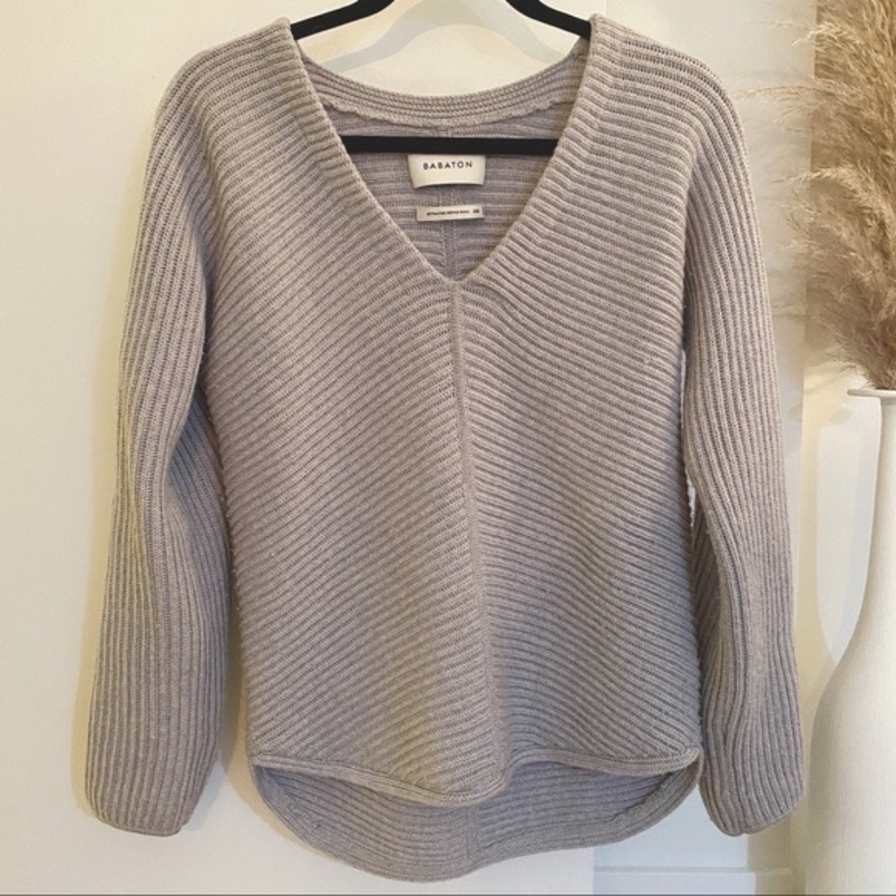 Babaton Light Gray Ribbed V-Neck Sweater